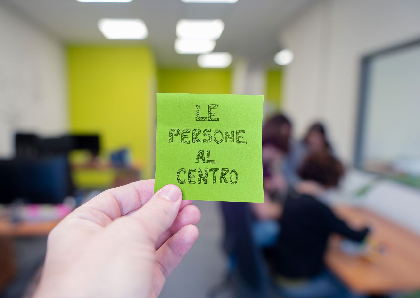 post it con scritta "le persone al centro"
